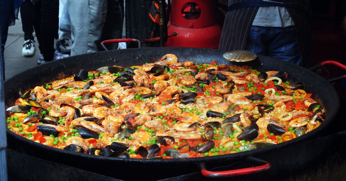 Benefits of Hiring a Mobile Paella Catering Service for Private Gatherings