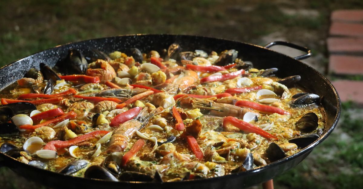 Designing a Themed Paella Menu for Special Occasions
