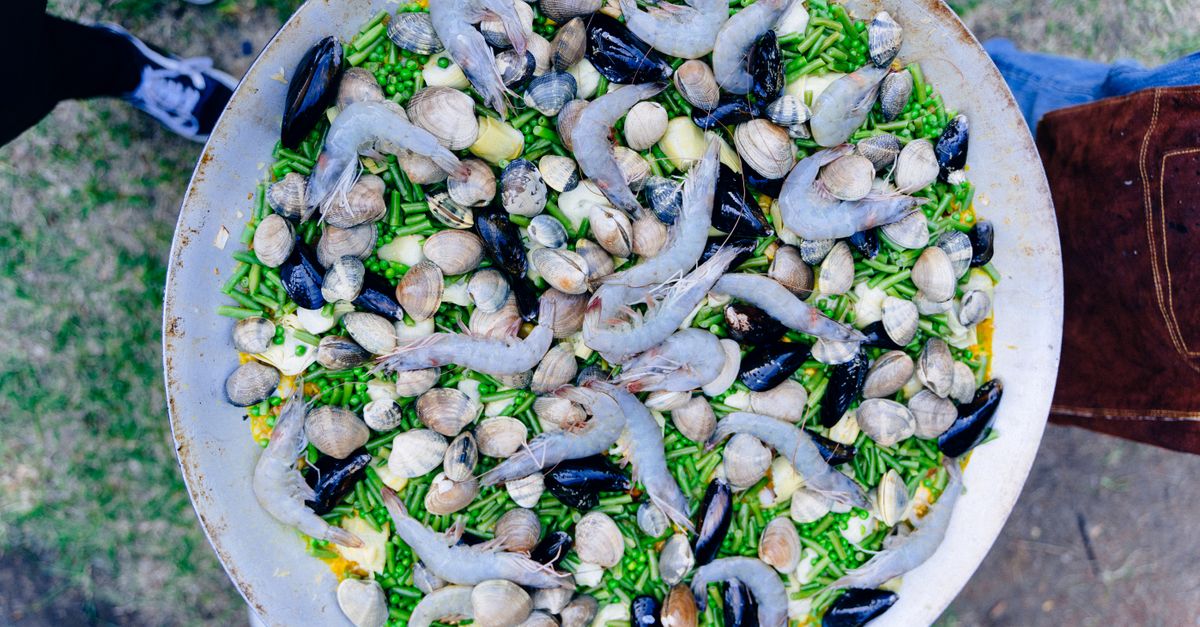 Expert Advice on Serving Paella Buffet Style at Private Events
