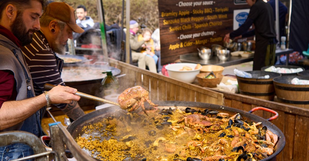Factors to Consider When Choosing a Venue for Paella Catering