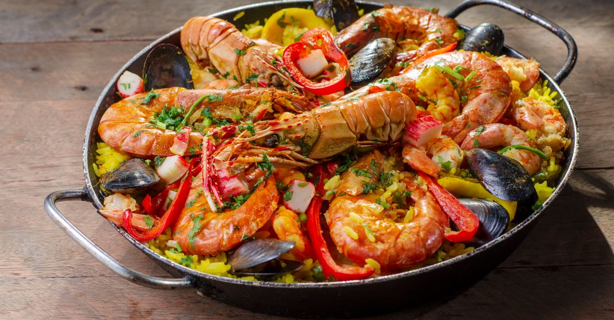 How to Integrate Paella Catering into Corporate Retreats and Team Days